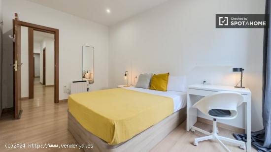 Se alquila habitación en apartamento de 3 dormitorios en Barcelona - BARCELONA