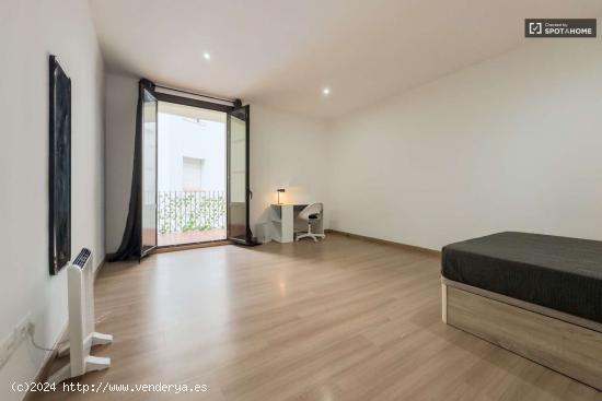  Se alquila habitación en apartamento de 3 dormitorios en Barcelona - BARCELONA 