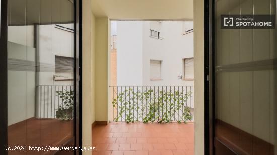 Se alquila habitación en apartamento de 3 dormitorios en Barcelona - BARCELONA