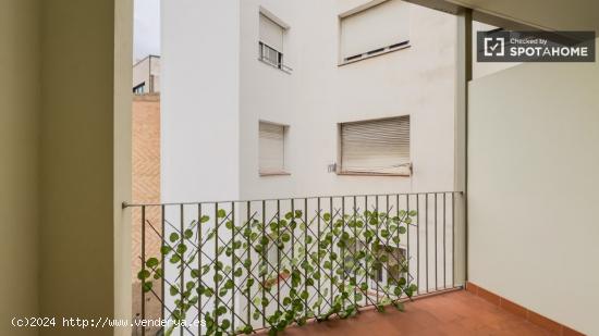 Se alquila habitación en apartamento de 3 dormitorios en Barcelona - BARCELONA