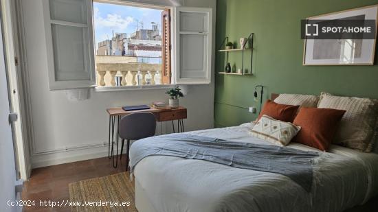 Se alquila habitación en piso de 6 habitaciones en L'Esquerra De L'Eixample - BARCELONA