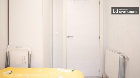 Se alquila habitación en piso de 1 dormitorio en Opañel - MADRID