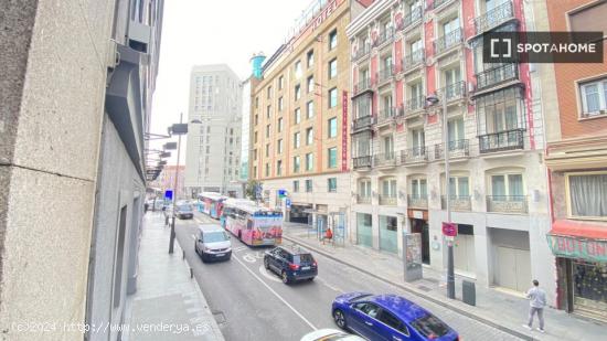 Se alquila habitación en piso de 8 habitaciones en Gran Vía, Madrid - MADRID