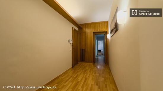 Se alquila habitación en piso compartido en Barcelona - BARCELONA