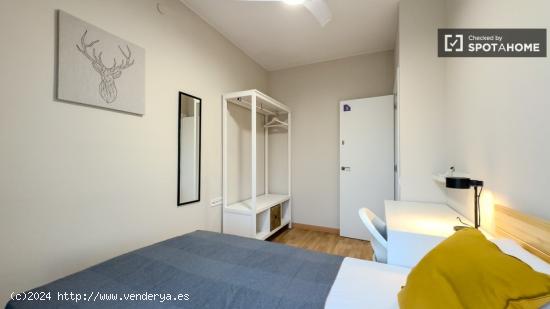 Se alquila habitación en piso compartido en Barcelona - BARCELONA