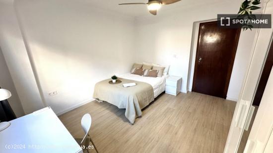 Elegante habitación en piso compartido en Benimaclet, València - VALENCIA