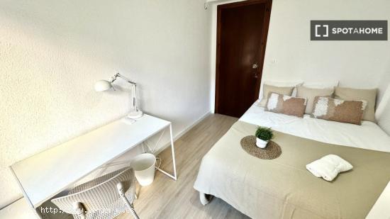 Elegante habitación en piso compartido en Benimaclet, València - VALENCIA