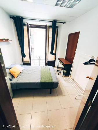  Se alquila habitación en piso de 7 habitaciones en Barcelona - BARCELONA 