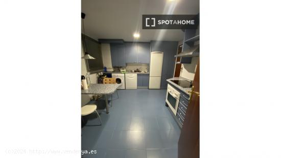 Se alquila habitación en piso de 1 dormitorio en Madrid - MADRID