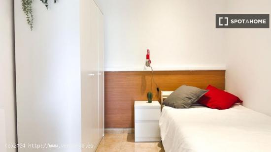 Se alquila habitación en piso compartido de 6 habitaciones en Barcelona - BARCELONA