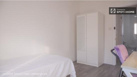 Se alquila habitación en apartamento de 3 dormitorios en Villaverde. - MADRID