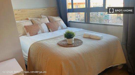 Habitación Moderna en Piso Compartido en Quatre Carreres, Valencia - VALENCIA