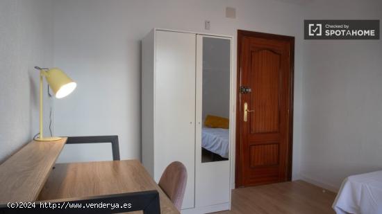 Se alquilan habitaciones en apartamento de 3 dormitorios en Palomerass - MADRID