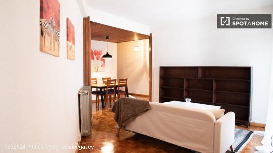 Se alquila habitación en apartamento de 2 dormitorios en Pacífico - MADRID