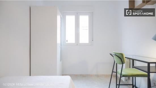 Se alquila habitación en apartamento de 3 dormitorios en Usera - MADRID