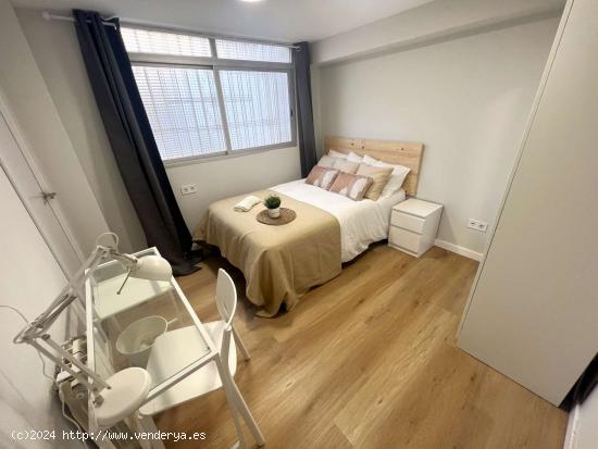 Habitación Moderna en Piso Compartido en Quatre Carreres, Valencia - VALENCIA