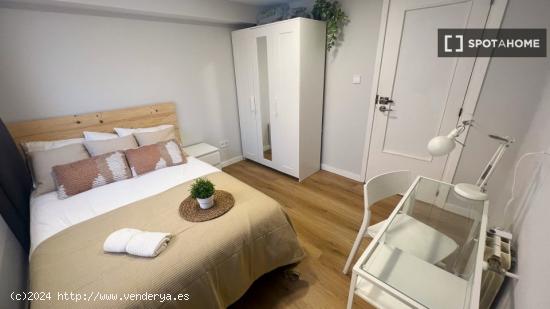 Habitación Moderna en Piso Compartido en Quatre Carreres, Valencia - VALENCIA