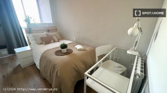 Habitación Moderna en Piso Compartido en Quatre Carreres, Valencia - VALENCIA