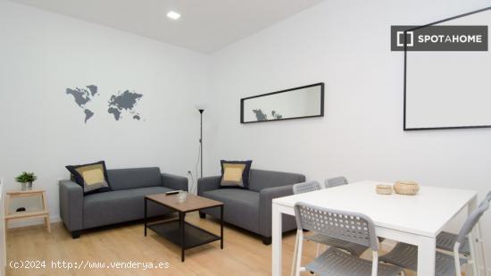 Se alquila habitación en piso de 7 dormitorios en Madrid - MADRID