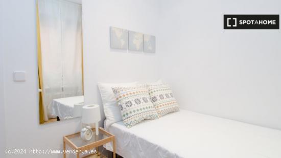 Se alquila habitación en piso de 7 dormitorios en Madrid - MADRID