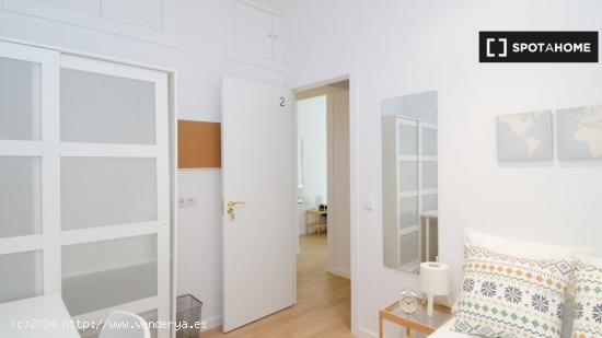 Se alquila habitación en piso de 7 dormitorios en Madrid - MADRID