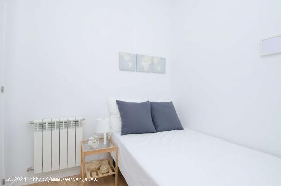  Se alquila habitación en piso de 7 dormitorios en Madrid - MADRID 