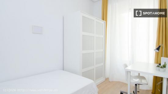 Se alquila habitación en piso de 7 dormitorios en Madrid - MADRID