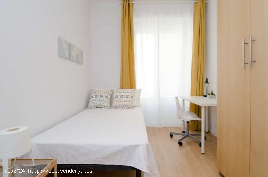  Se alquila habitación en piso de 7 dormitorios en Madrid - MADRID 