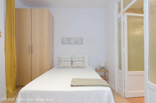  Se alquila habitación en piso de 7 dormitorios en Madrid - MADRID 