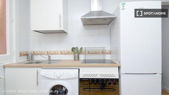 Se alquila habitación en piso de 7 dormitorios en Madrid - MADRID