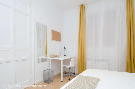  Se alquila habitación en piso de 7 dormitorios en Madrid - MADRID 