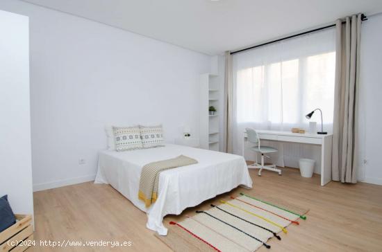  Se alquila habitación en piso de 8 habitaciones en Salamanca - MADRID 