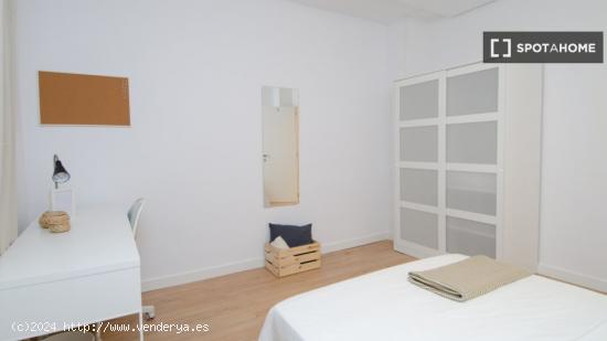 Se alquila habitación en piso de 8 habitaciones en Salamanca - MADRID