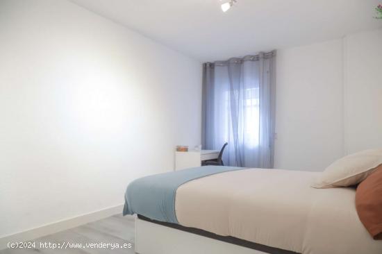  Habitaciones para alquilar en apartamento de 5 dormitorios en Madrid - MADRID 