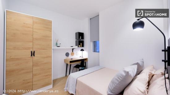 Amplia habitación en alquiler en apartamento de 5 dormitorios en Quatre Carreres - VALENCIA