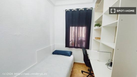 Habitación en apartamento compartido de 5 dormitorios situado cerca de Moncloa, Madrid - MADRID