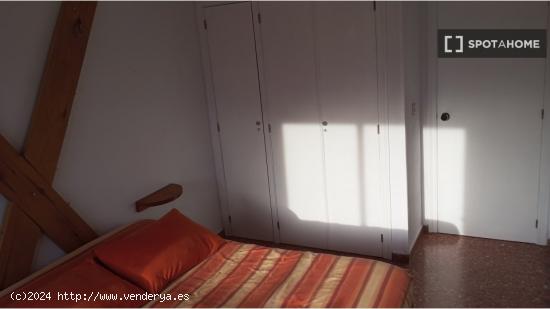 Amplia habitación en piso compartido en Marxalenes, Valencia - VALENCIA