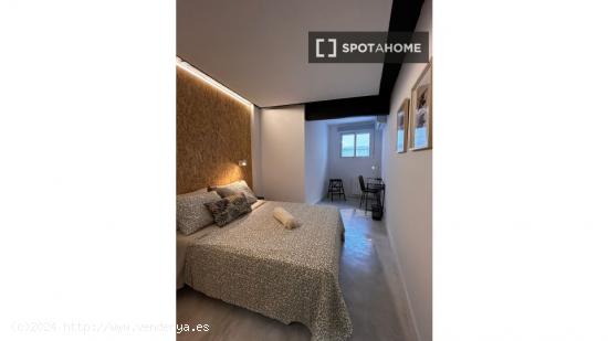 Se alquila habitación en piso de 4 dormitorios en Malasaña, Madrid - MADRID