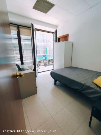  Se alquila habitación en piso de 7 habitaciones en Barcelona - BARCELONA 