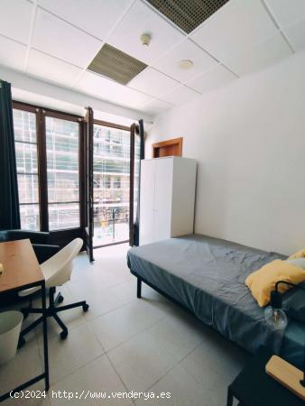  Se alquila habitación en piso de 7 habitaciones en Barcelona - BARCELONA 