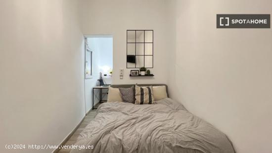 Se alquila habitación en piso de 3 habitaciones en San Diego, Madrid - Apto para parejas - MADRID