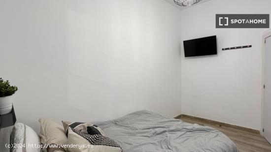 Se alquila habitación en piso de 3 habitaciones en San Diego, Madrid - Apto para parejas - MADRID