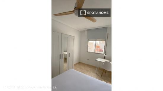 Se alquila habitación en piso de 5 habitaciones en Almería - ALMERIA