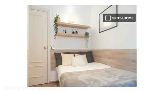 Habitación enorme con escritorio en el apartamento compartido, Chamberi - MADRID