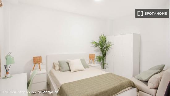 Se alquila habitación en piso compartido en Valencia - VALENCIA