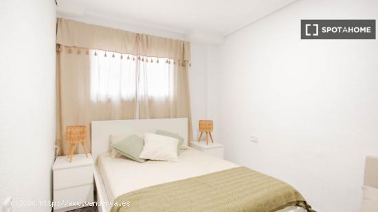 Se alquila habitación en piso compartido en Valencia - VALENCIA