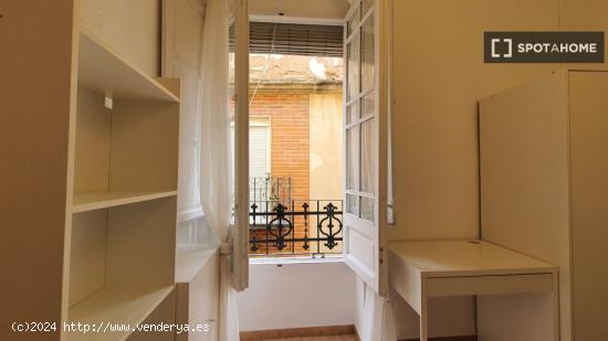 Se alquila habitación en piso de 5 dormitorios en Valencia - VALENCIA