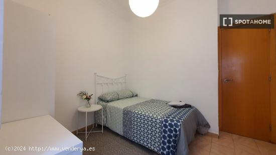 Se alquila habitación en piso de 5 dormitorios en Valencia - VALENCIA