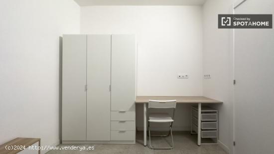 ¡Acogedor dormitorio en apartamento de 7 habitaciones en alquiler en Barcelona! - BARCELONA