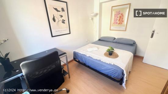 Habitación con cama doble en apartamento de 3 dormitorios en Algiros, València - VALENCIA